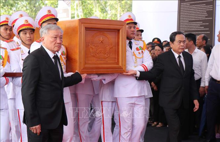 Lễ an táng nguyên Chủ tịch nước Trần Đức Lương tại Quảng Ngãi- Ảnh 4.
