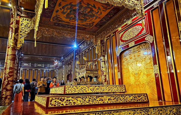 Ngai vua triều Nguyễn bị phá hoại đã được phục chế, sắp trưng bày trở lại- Ảnh 1. Ngai vua triều Nguyễn bị phá hoại đã được phục chế, sắp trưng bày trở lại- Ảnh 1.