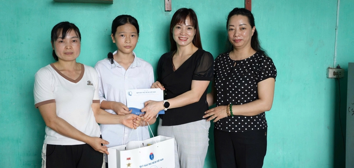 Trao học bổng, thăm hỏi, tặng quà cho hàng nghìn trẻ em có hoàn cảnh khó khăn- Ảnh 1.