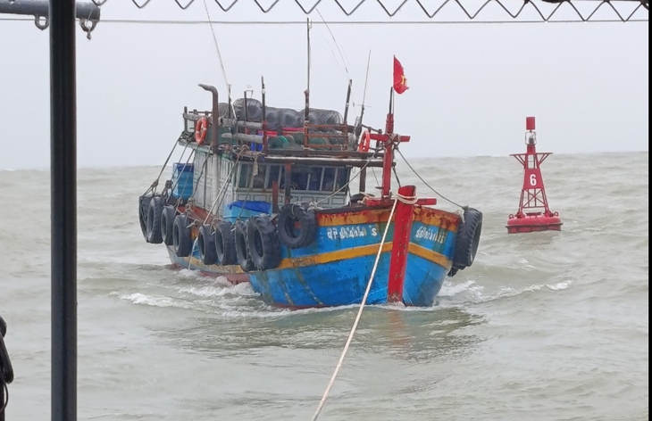 Tàu cá gặp nạn khi di chuyển tránh thời tiết xấu- Ảnh 1. Tàu cá gặp nạn khi di chuyển tránh thời tiết xấu- Ảnh 1.