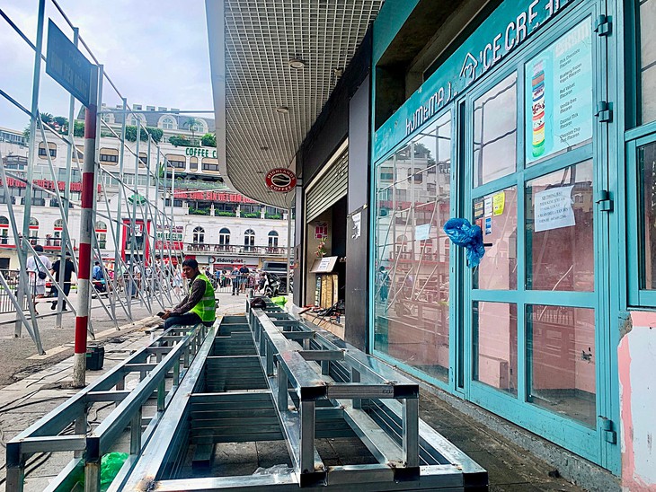 Bắt đầu quây rào để phá dỡ tòa nhà Hàm cá mập- Ảnh 4.
