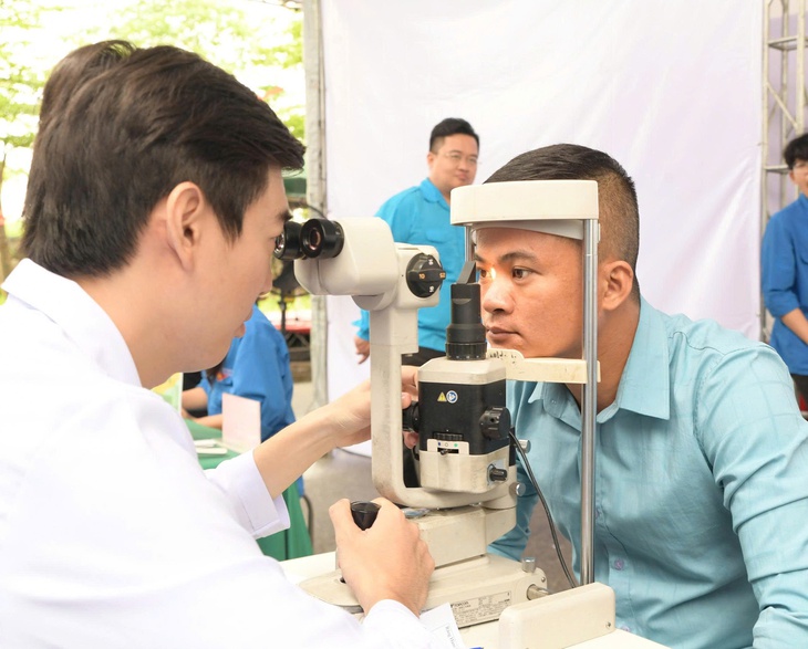 Hơn 1.000 thanh niên công nhân Nghệ An được khám bệnh, phát thuốc miễn phí- Ảnh 1.