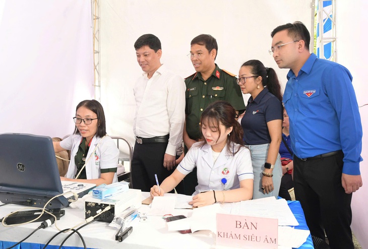 Hơn 1.000 thanh niên công nhân Nghệ An được khám bệnh, phát thuốc miễn phí- Ảnh 3.