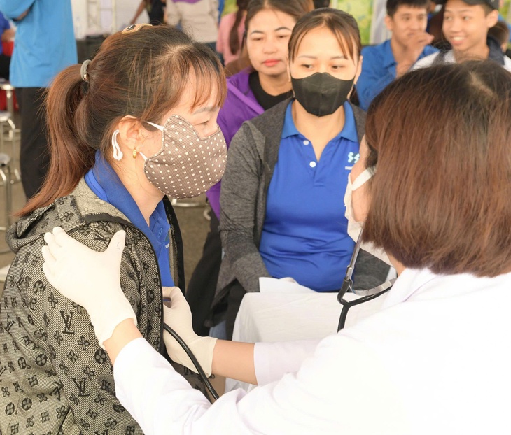 Hơn 1.000 thanh niên công nhân Nghệ An được khám bệnh, phát thuốc miễn phí- Ảnh 2.