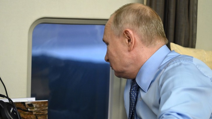 RT: Trực thăng của Tổng thống Putin mắc kẹt trong đàn UAV của Ukraine- Ảnh 1.
