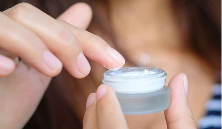Vì sao Bộ Y tế đình chỉ lưu hành, thu hồi trên toàn quốc lô mỹ phẩm Evit mù U - lọ 15ml- Ảnh 1. Vì sao Bộ Y tế đình chỉ lưu hành, thu hồi trên toàn quốc lô mỹ phẩm Evit mù U - lọ 15ml- Ảnh 1.