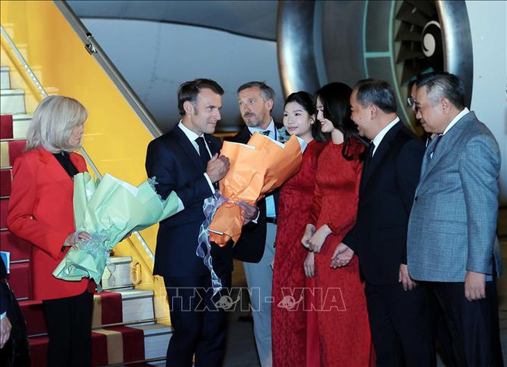 Tổng thống Pháp Emmanuel Macron và Phu nhân đến Hà Nội, bắt đầu thăm cấp Nhà nước tới Việt Nam- Ảnh 1. Tổng thống Pháp Emmanuel Macron và Phu nhân đến Hà Nội, bắt đầu thăm cấp Nhà nước tới Việt Nam- Ảnh 1.