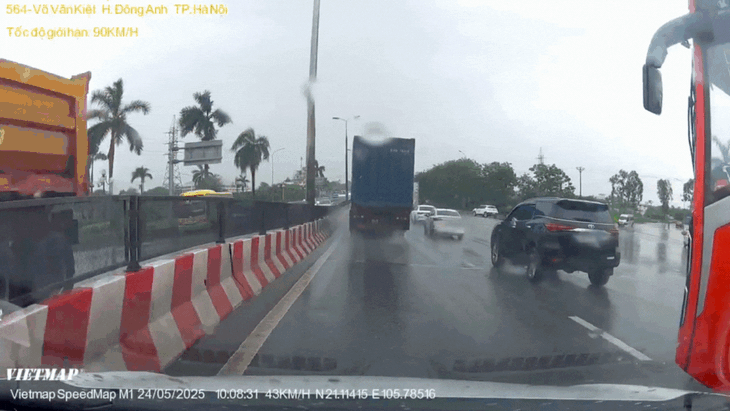 Video xe khách tạt đầu ô tô giữa trời mưa, hành khách bị 1 phen 'thót tim'- Ảnh 2.