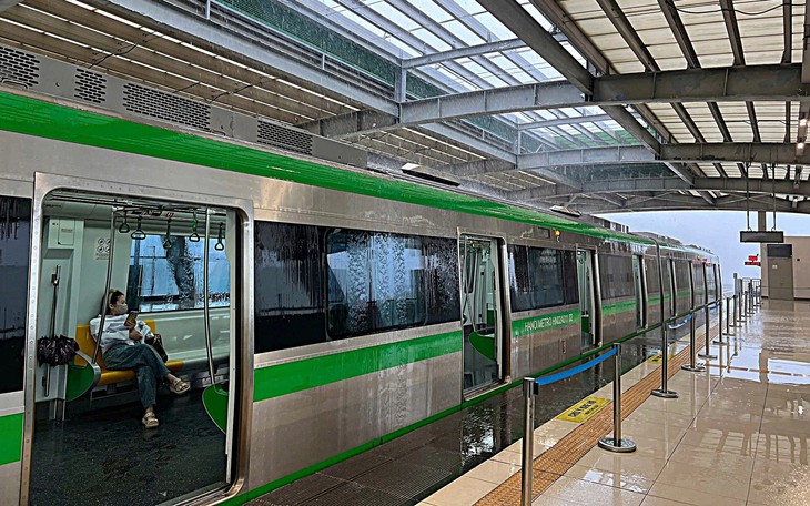 Metro Cát Linh – Hà Đông "tốc mái" gần 1 năm chưa sửa: Trách nhiệm thuộc về ai?