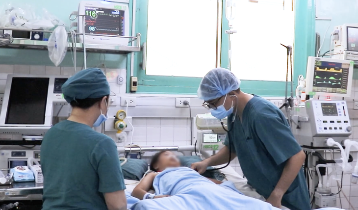 Bệnh nhi 8 tuổi ngưng tim sau 10 phút bị cuốn vào cửa cuốn- Ảnh 1.