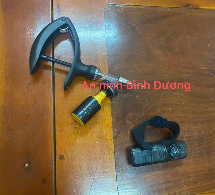 Công an Bình Dương điều tra 'chất màu xanh' trong vụ thanh niên dùng kim tiêm đâm học sinh
- Ảnh 2. Công an Bình Dương điều tra 'chất màu xanh' trong vụ thanh niên dùng kim tiêm đâm học sinh
- Ảnh 2.