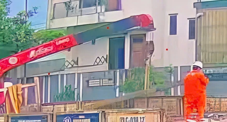 Nhân viên điện lực tử vong thương tâm khi bốc dỡ cột- Ảnh 1. Nhân viên điện lực tử vong thương tâm khi bốc dỡ cột- Ảnh 1.