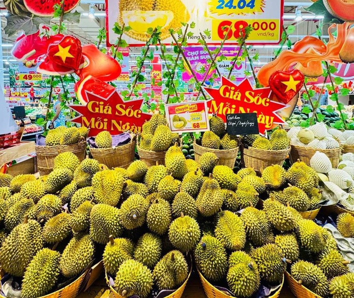 Sầu riêng chính vụ loạn giá bán, người tiêu dùng vừa mừng vừa lo- Ảnh 1. Sầu riêng chính vụ loạn giá bán, người tiêu dùng vừa mừng vừa lo- Ảnh 1.