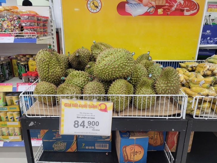 Sầu riêng chính vụ loạn giá bán, người tiêu dùng vừa mừng vừa lo- Ảnh 2. Sầu riêng chính vụ loạn giá bán, người tiêu dùng vừa mừng vừa lo- Ảnh 2.
