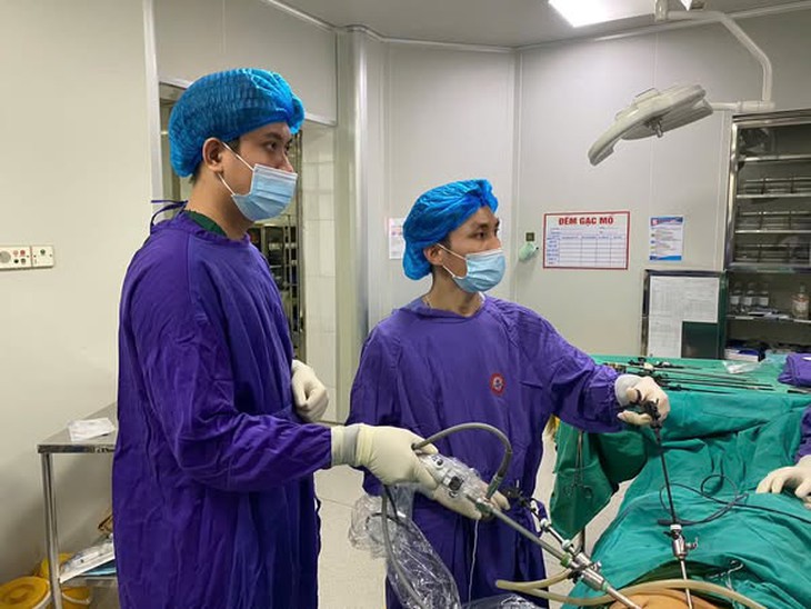 Người phụ nữ có túi mật 2 ngăn chứa hàng trăm viên sỏi- Ảnh 1. Người phụ nữ có túi mật 2 ngăn chứa hàng trăm viên sỏi- Ảnh 1.
