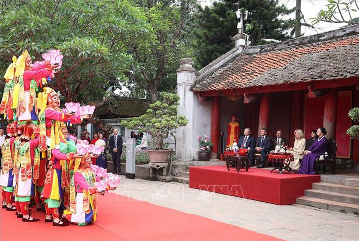 Tổng Bí thư Tô Lâm và Tổng thống Pháp thăm Văn Miếu - Quốc Tử Giám- Ảnh 8.