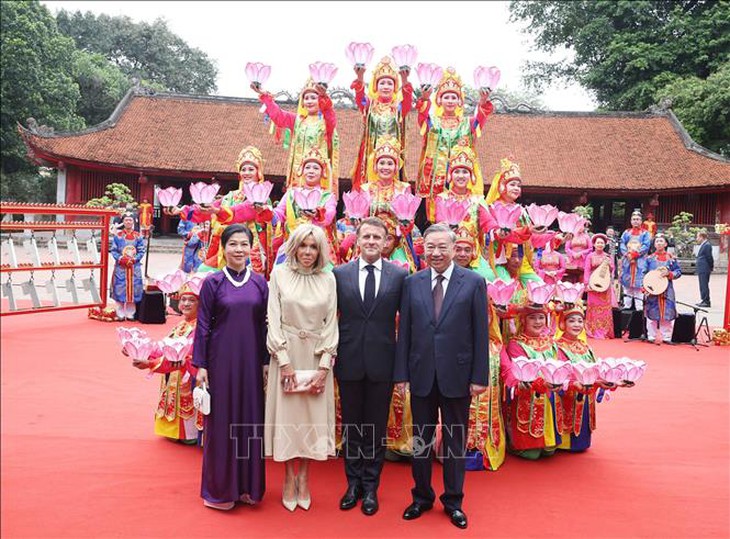 Tổng Bí thư Tô Lâm và Tổng thống Pháp thăm Văn Miếu - Quốc Tử Giám- Ảnh 11.