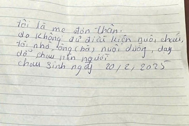 Đi tuần tra, công an xã bất ngờ phát hiện bé trai sơ sinh bị bỏ rơi- Ảnh 1.