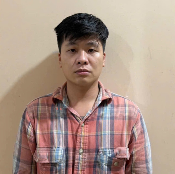 Hơn 10 năm lẩn trốn, nghi phạm giết người tại cửa hàng làm tóc ra đầu thú - Ảnh 1.