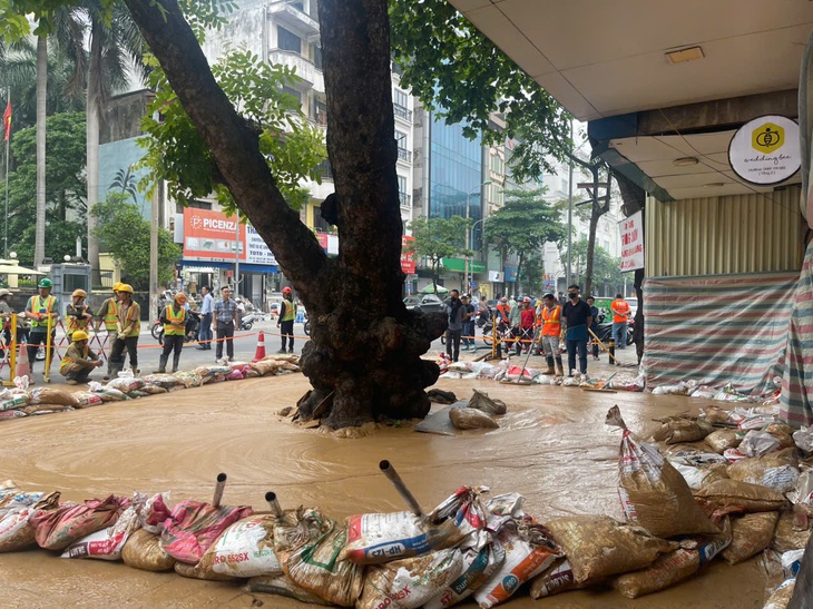 Bùn lại phun lên mặt đất, Ban Quản lý Đường sắt đô thị Hà Nội nói gì?- Ảnh 2.