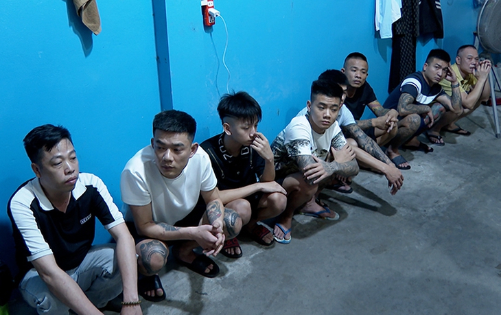 Phát hiện 28 nữ nhân viên trong khu nhà trọ rào kín dây thép gai ở Thái Bình- Ảnh 1. Phát hiện 28 nữ nhân viên trong khu nhà trọ rào kín dây thép gai ở Thái Bình- Ảnh 1.