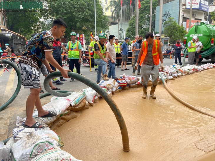 Bùn đất bất ngờ phun trào trên đường Cát Linh, Hà Nội- Ảnh 3. Bùn đất bất ngờ phun trào trên đường Cát Linh, Hà Nội- Ảnh 3.