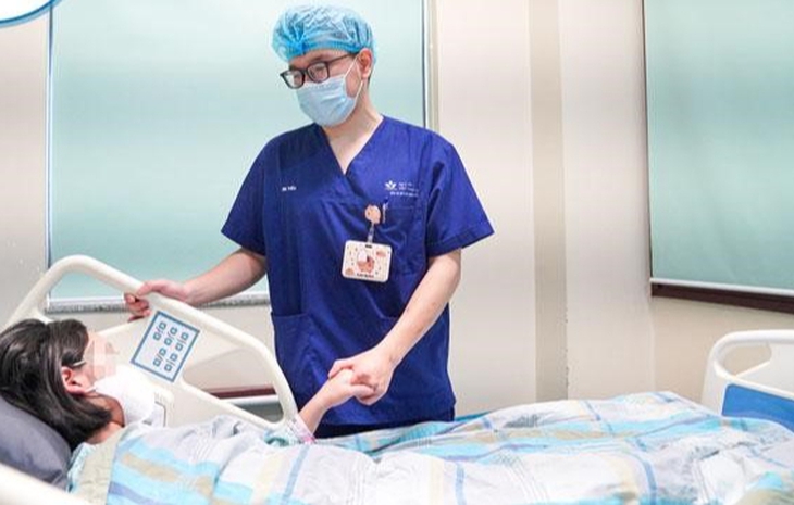 Hồi sinh sự sống cho bé gái 11 tuổi sau tai nạn cửa cuốn- Ảnh 1.