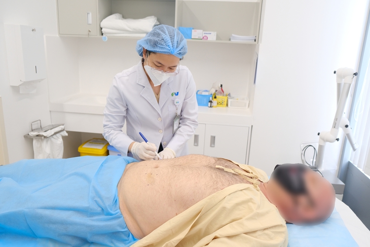 Liệt mặt do biến chứng zona, bệnh nhân bay nửa vòng trái đất nhờ bác sĩ FV điều trị- Ảnh 2. Liệt mặt do biến chứng zona, bệnh nhân bay nửa vòng trái đất nhờ bác sĩ FV điều trị- Ảnh 2.