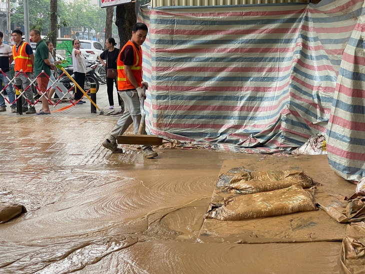Bùn lại phun lên mặt đất, Ban Quản lý Đường sắt đô thị Hà Nội nói gì?- Ảnh 4.