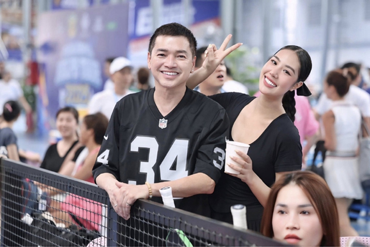 'Bố bỉm sữa' U70 Vbiz đi cổ vũ bạn gái 9X thi pickleball khiến khán giả sốc vì quá trẻ- Ảnh 1.