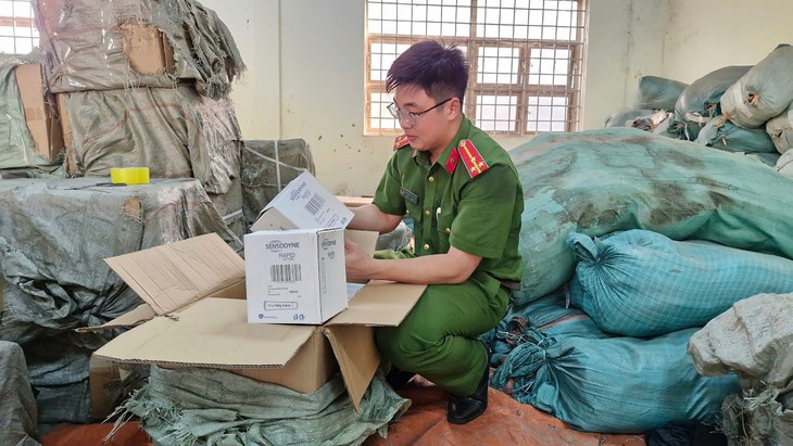 Đường dây buôn bán kem đánh răng, dầu gội, nước xả giả mạo các nhãn hiệu- Ảnh 2.