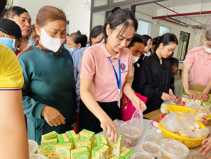 Bát cháo nghĩa tình ấm lòng bệnh nhân nghèo- Ảnh 1.