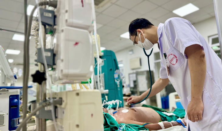 Chân hoại tử tím đen chỉ vì vết gai đâm khi lội đầm tôm- Ảnh 3.