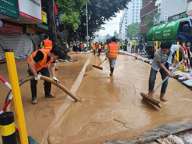Hộ dân, chủ cửa hàng trong vụ phun trào bùn tại Cát Linh được hỗ trợ kinh phí- Ảnh 2. Hộ dân, chủ cửa hàng trong vụ phun trào bùn tại Cát Linh được hỗ trợ kinh phí- Ảnh 2.