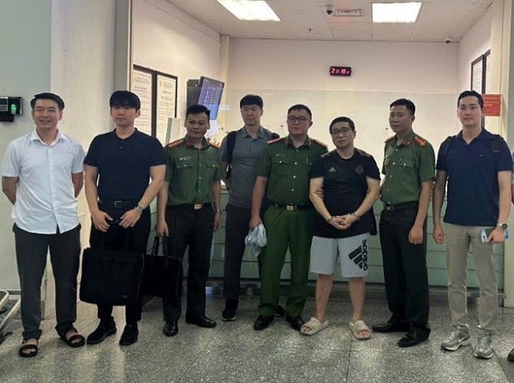 Bắt giữ và bàn giao đối tượng người Hàn Quốc bị Interpol truy nã - Ảnh 1. Bắt giữ và bàn giao đối tượng người Hàn Quốc bị Interpol truy nã - Ảnh 1.
