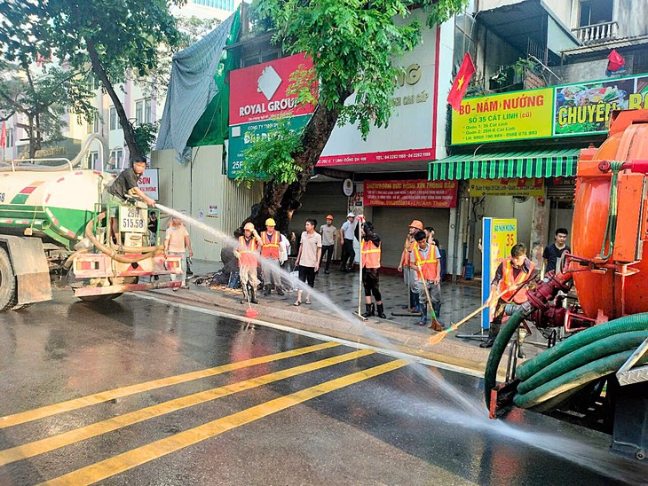 Hộ dân, chủ cửa hàng trong vụ phun trào bùn tại Cát Linh được hỗ trợ kinh phí- Ảnh 3. Hộ dân, chủ cửa hàng trong vụ phun trào bùn tại Cát Linh được hỗ trợ kinh phí- Ảnh 3.
