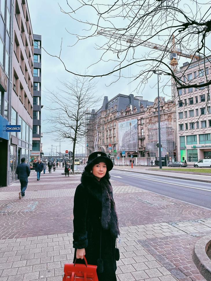 Mẹ ruột Á hậu Huyền My có tài sắc vẹn toàn, dốc lòng làm quản lý cho con gái- Ảnh 4. Mẹ ruột Á hậu Huyền My có tài sắc vẹn toàn, dốc lòng làm quản lý cho con gái- Ảnh 4.