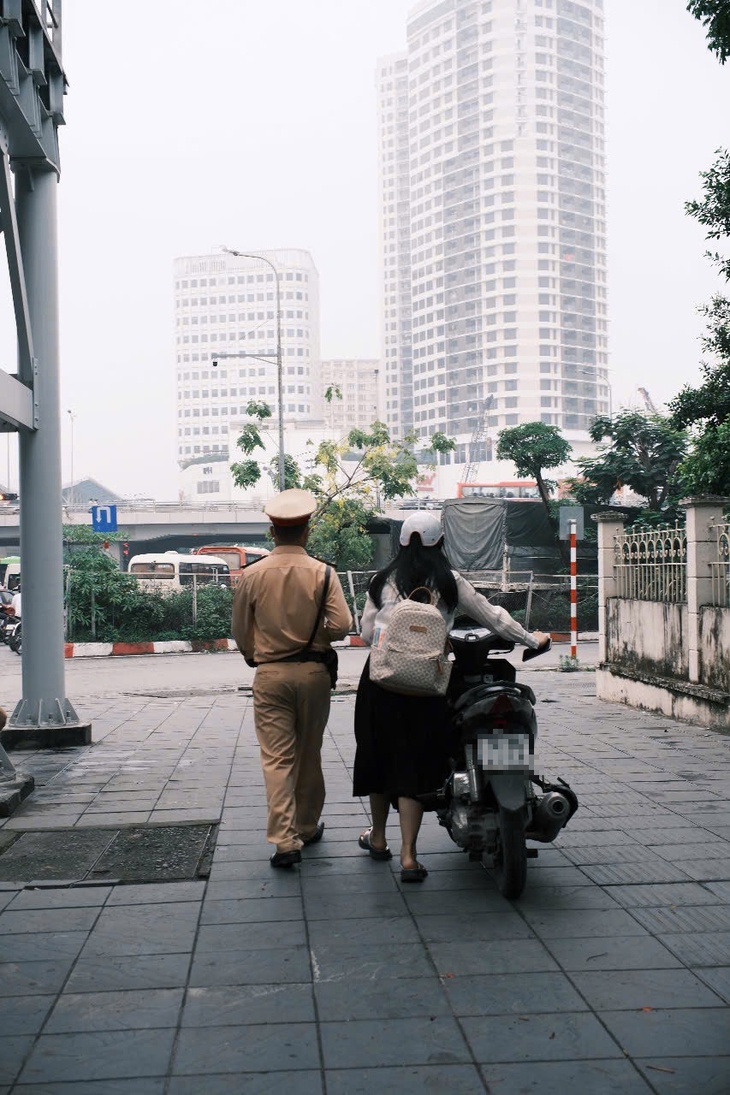 Buổi sáng giờ cao điểm, nhiều người 'giật mình' vì camera lưu động ghi hình phạt nguội- Ảnh 5.