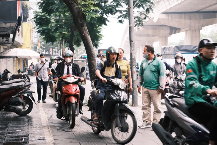 Buổi sáng giờ cao điểm, nhiều người 'giật mình' vì camera lưu động ghi hình phạt nguội- Ảnh 3.