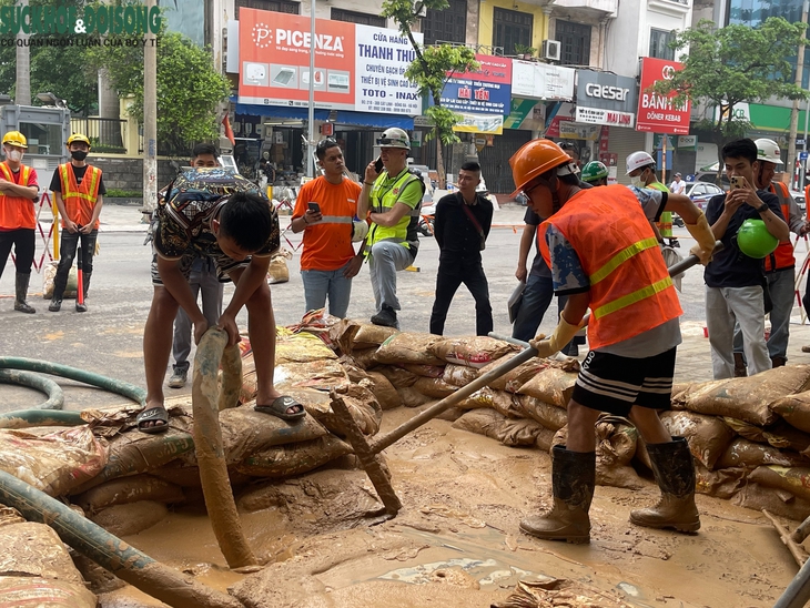 Hà Nội: Xuyên đêm xử lý, bùn vẫn phun trào trên phố Cát Linh- Ảnh 1. Hà Nội: Xuyên đêm xử lý, bùn vẫn phun trào trên phố Cát Linh- Ảnh 1.