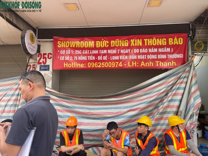 Hà Nội: Xuyên đêm xử lý, bùn vẫn phun trào trên phố Cát Linh- Ảnh 3. Hà Nội: Xuyên đêm xử lý, bùn vẫn phun trào trên phố Cát Linh- Ảnh 3.