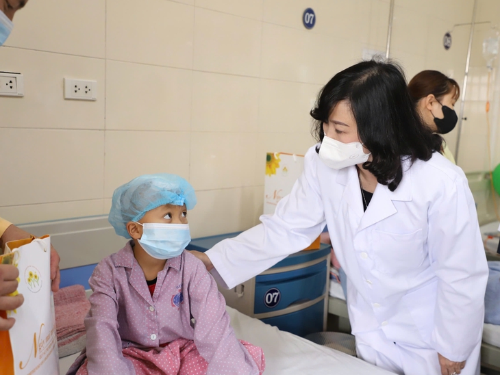 Bộ trưởng Đào Hồng Lan thăm, tặng quà bệnh nhân tại Bệnh viện K nhân dịp Quốc tế Thiếu nhi- Ảnh 1.