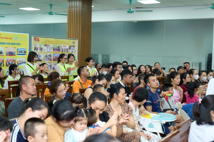 Mang Tết Thiếu nhi đến sớm cho bệnh nhi tại Bệnh viện Y học cổ truyền Trung ương- Ảnh 2. Mang Tết Thiếu nhi đến sớm cho bệnh nhi tại Bệnh viện Y học cổ truyền Trung ương- Ảnh 2.