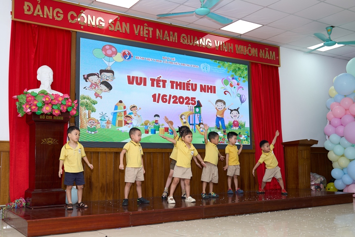 Mang Tết Thiếu nhi đến sớm cho bệnh nhi tại Bệnh viện Y học cổ truyền Trung ương- Ảnh 1. Mang Tết Thiếu nhi đến sớm cho bệnh nhi tại Bệnh viện Y học cổ truyền Trung ương- Ảnh 1.