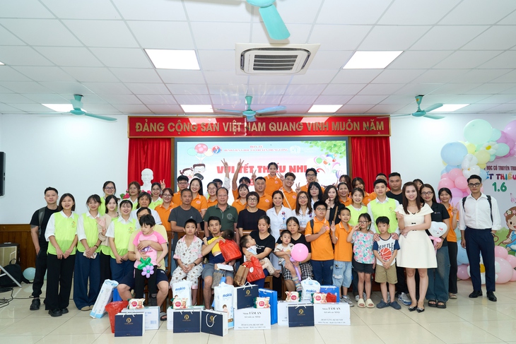 Mang Tết Thiếu nhi đến sớm cho bệnh nhi tại Bệnh viện Y học cổ truyền Trung ương- Ảnh 3. Mang Tết Thiếu nhi đến sớm cho bệnh nhi tại Bệnh viện Y học cổ truyền Trung ương- Ảnh 3.