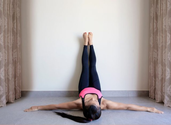 tư thế yoga chân lên tường