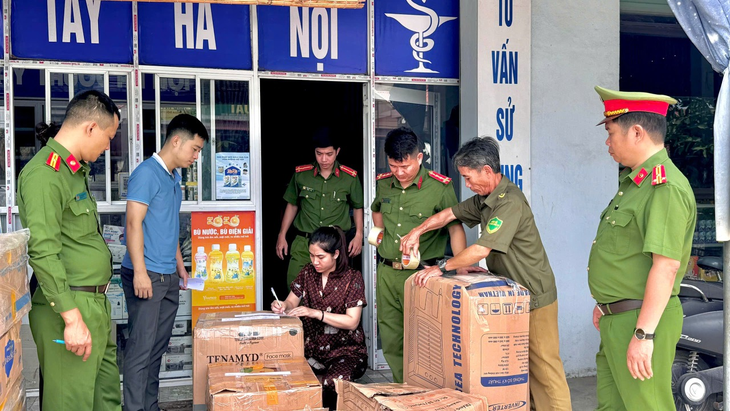Phát hiện 2 cơ sở kinh doanh thuốc trái phép có hàng ngàn sản phẩm không rõ nguồn gốc xuất xứ- Ảnh 1. Phát hiện 2 cơ sở kinh doanh thuốc trái phép có hàng ngàn sản phẩm không rõ nguồn gốc xuất xứ- Ảnh 1.
