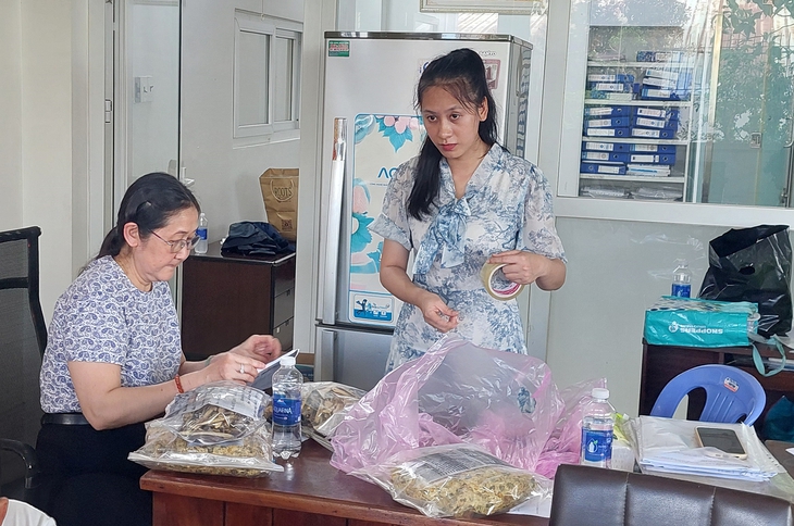 Bộ Y tế kiểm tra đột xuất các đơn vị sản xuất, phân phối, chẩn trị thuốc cổ truyền tại TPHCM- Ảnh 2.