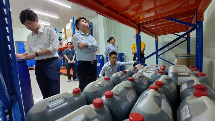 Bộ Y tế kiểm tra đột xuất các đơn vị sản xuất, phân phối, chẩn trị thuốc cổ truyền tại TPHCM- Ảnh 1.