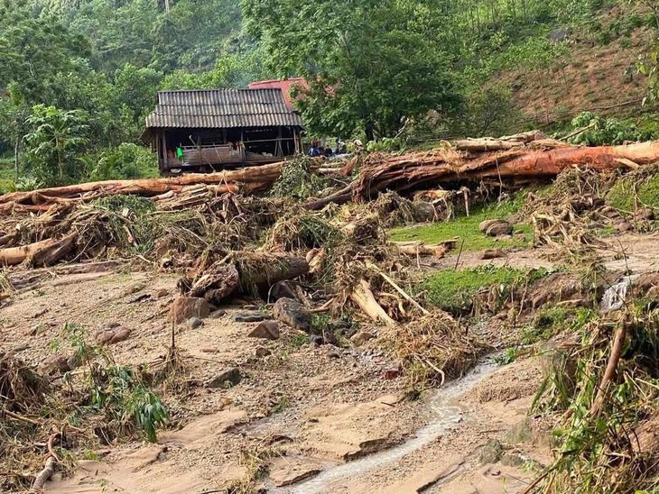 Lại xuất hiện lũ quét trong đêm, nhiều bản làng Nghệ An thiệt hại nặng- Ảnh 4. Lại xuất hiện lũ quét trong đêm, nhiều bản làng Nghệ An thiệt hại nặng- Ảnh 4.